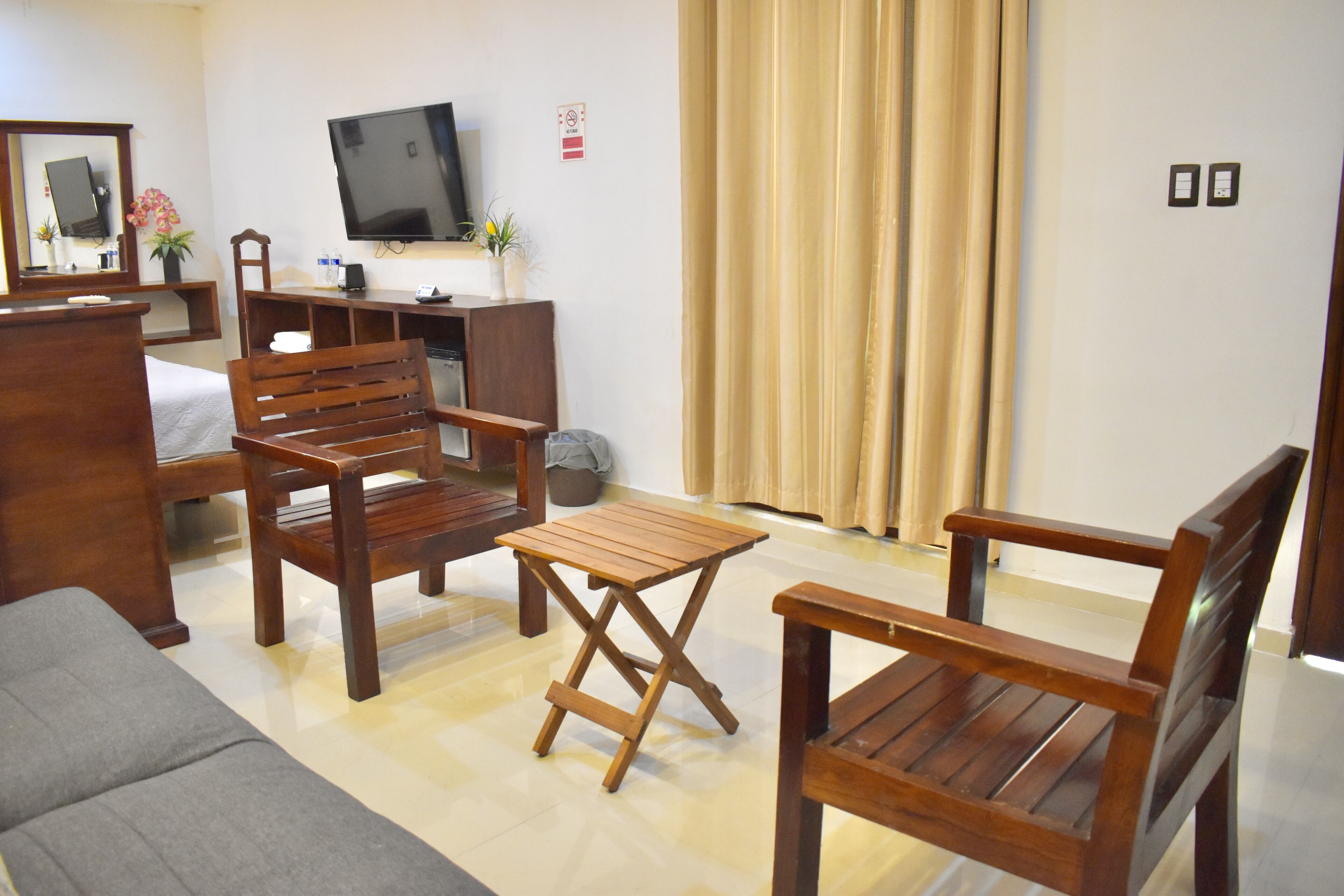 junior suite | living area | flat-screen tv