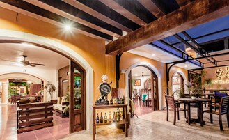 Breakfast and lunch served, Regional cuisine