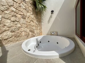 Premium bedding, individually decorated, individually furnished - El Zaguán Colonial by GuruHotel (Valladolid)