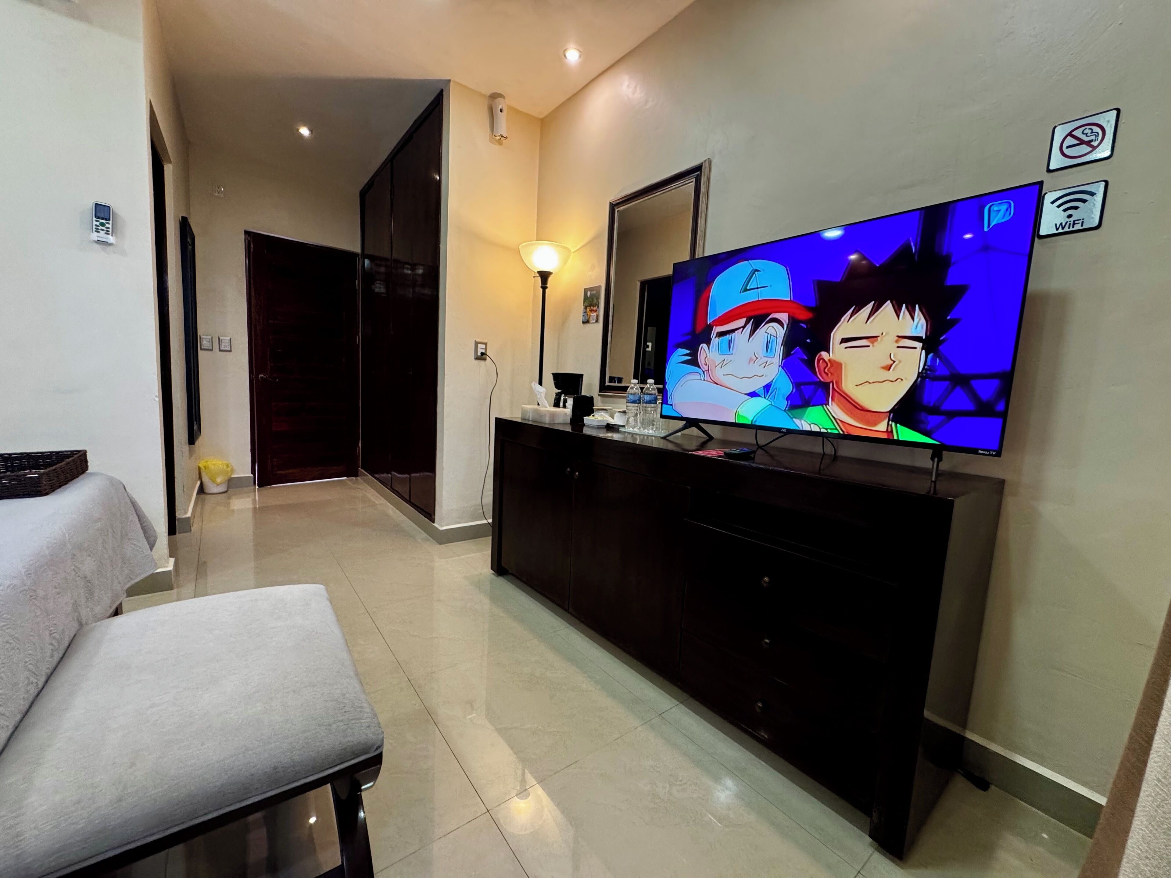 deluxe room, 1 king bed | 1 bedroom, premium bedding, individually decorated