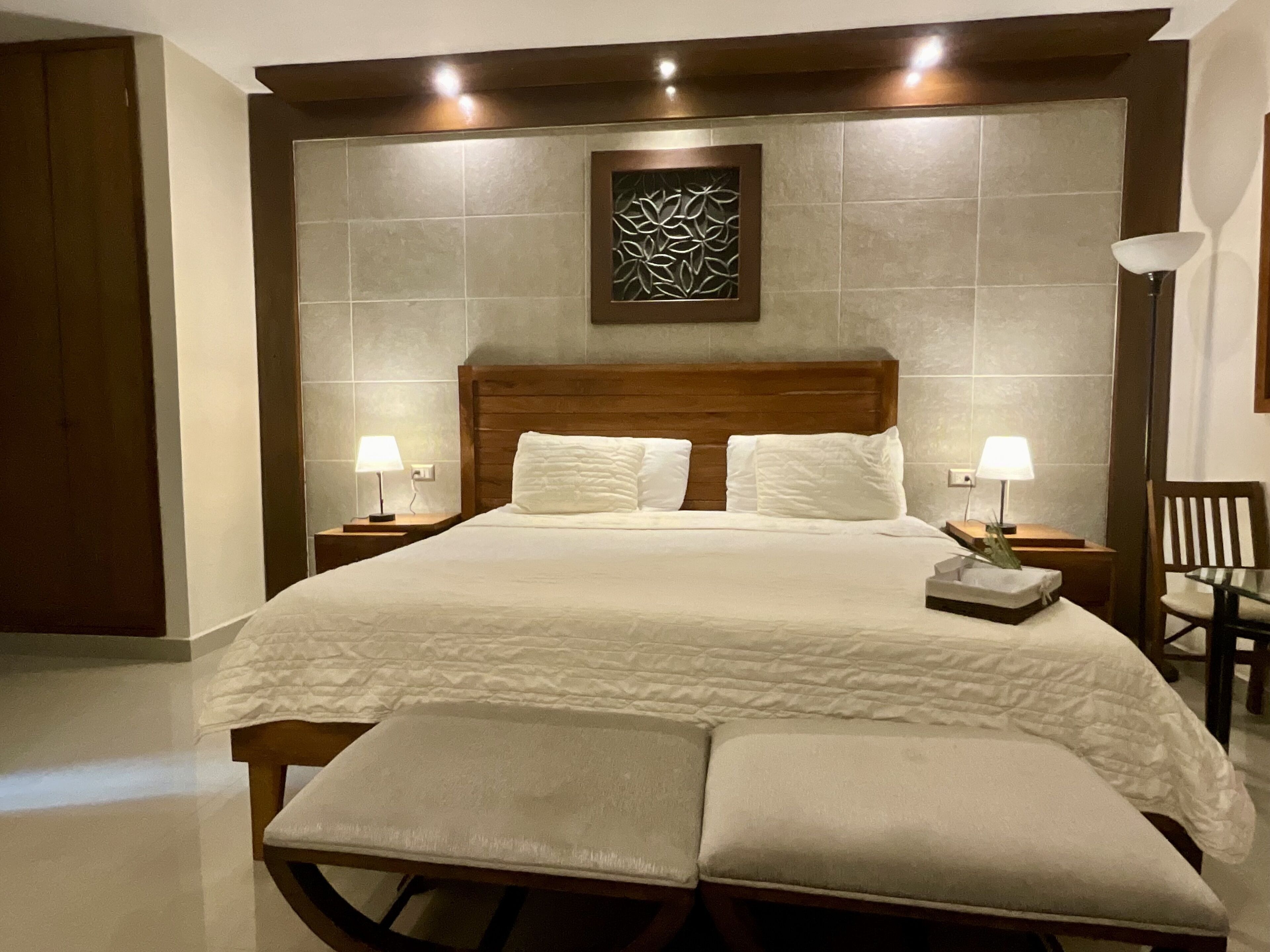 deluxe room, 1 king bed | 1 bedroom, premium bedding, individually decorated