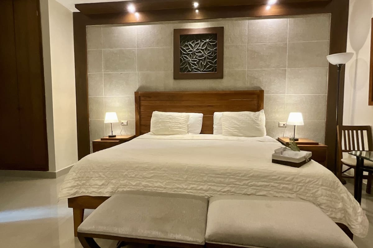 deluxe room, 1 king bed | 1 bedroom, premium bedding, individually decorated