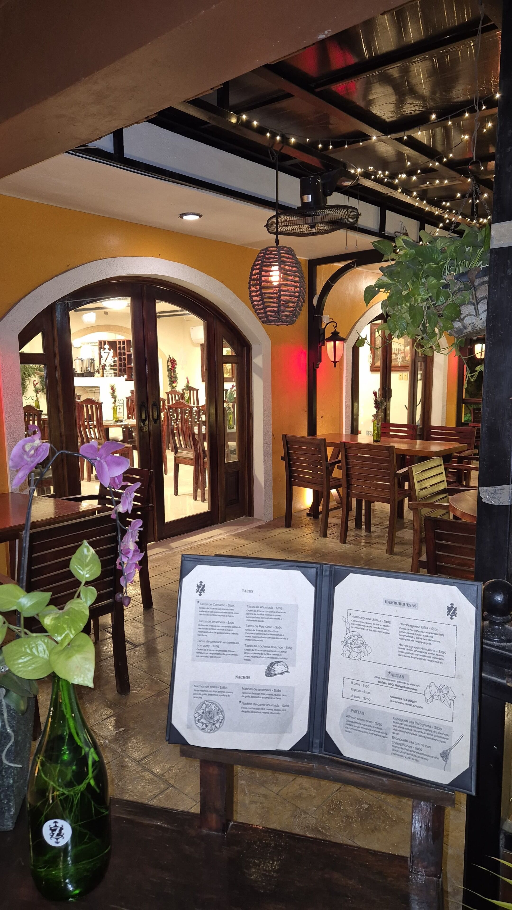 breakfast and lunch served, regional cuisine