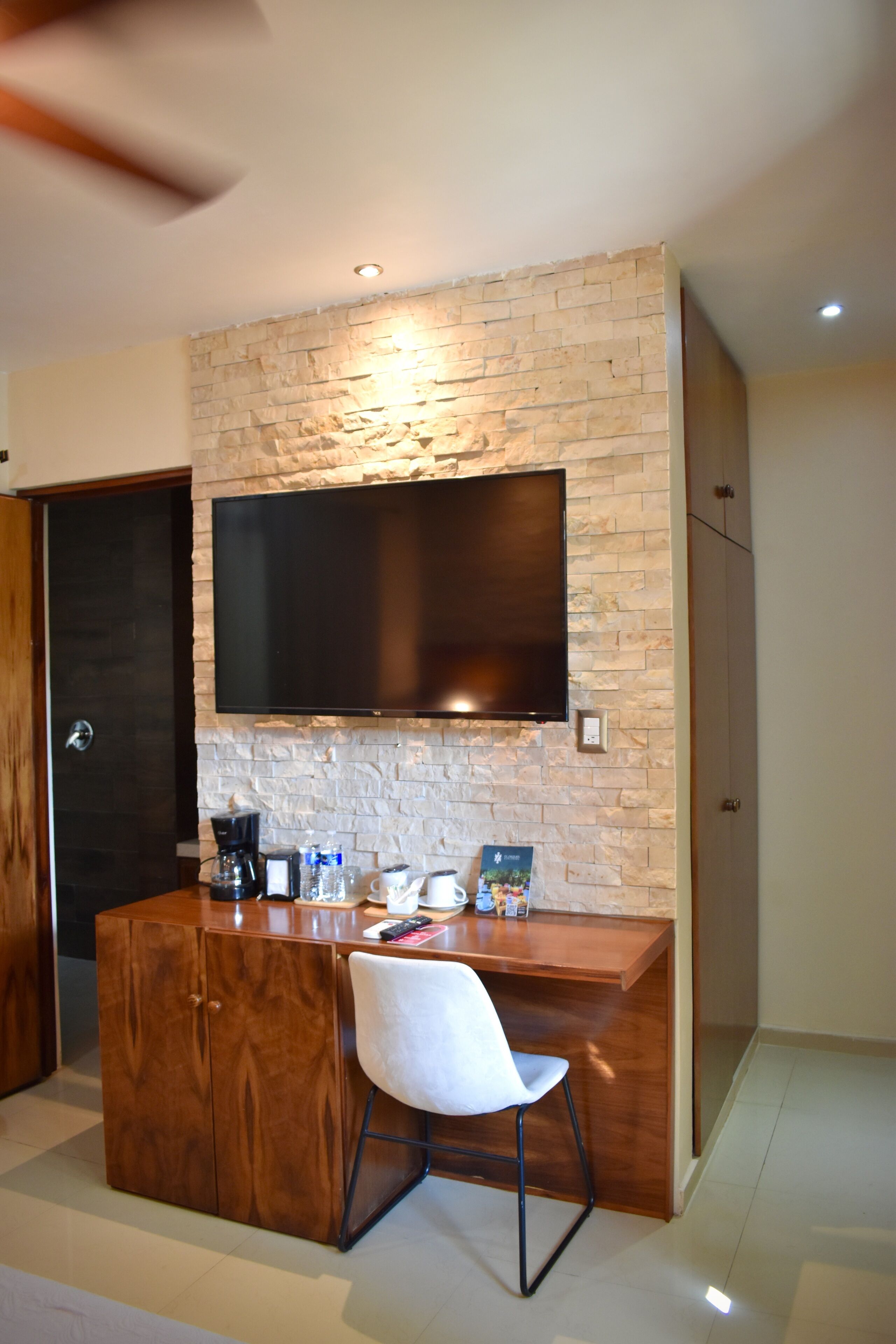 deluxe room, 1 king bed | 1 bedroom, premium bedding, individually decorated