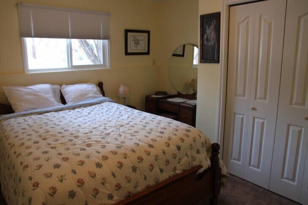 Standard Queen Room 1 with Shared Bathroom | Free WiFi