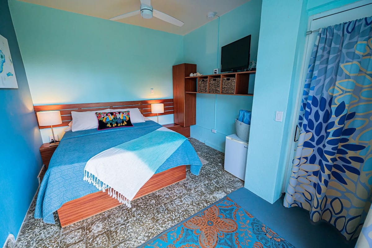Habitación superior, 1 cama Queen size, para no fumadores, balcón | Ropa de cama de alta calidad y camas con efecto memoria