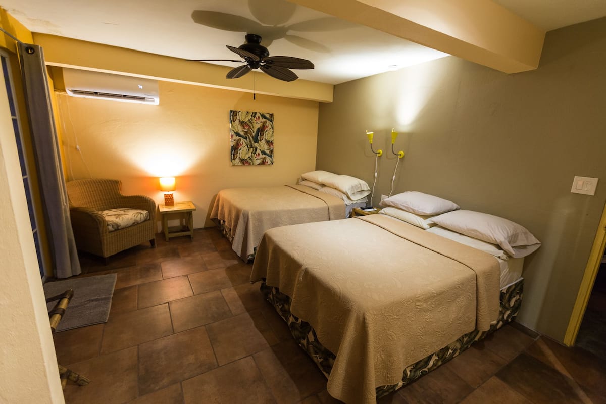 Habitación estándar, 2 camas matrimoniales, para no fumadores | Ropa de cama de alta calidad y camas con efecto memoria