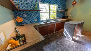 Kjøleskap, mikrobølgeovn, ovn og kokeplater