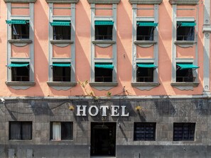 Vista frontal de la propiedad