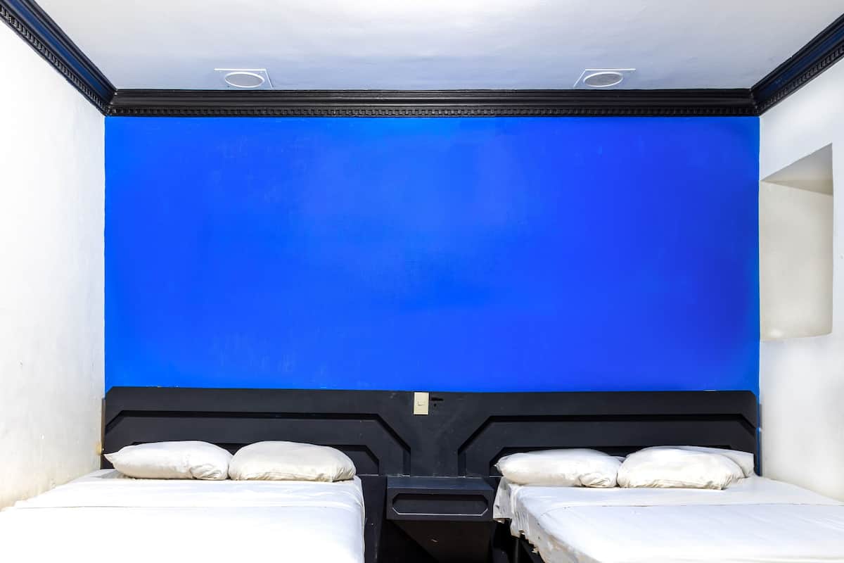 Standaard tweepersoonskamer, 2 queensize bedden | Een bureau, een laptopwerkplek, beddengoed