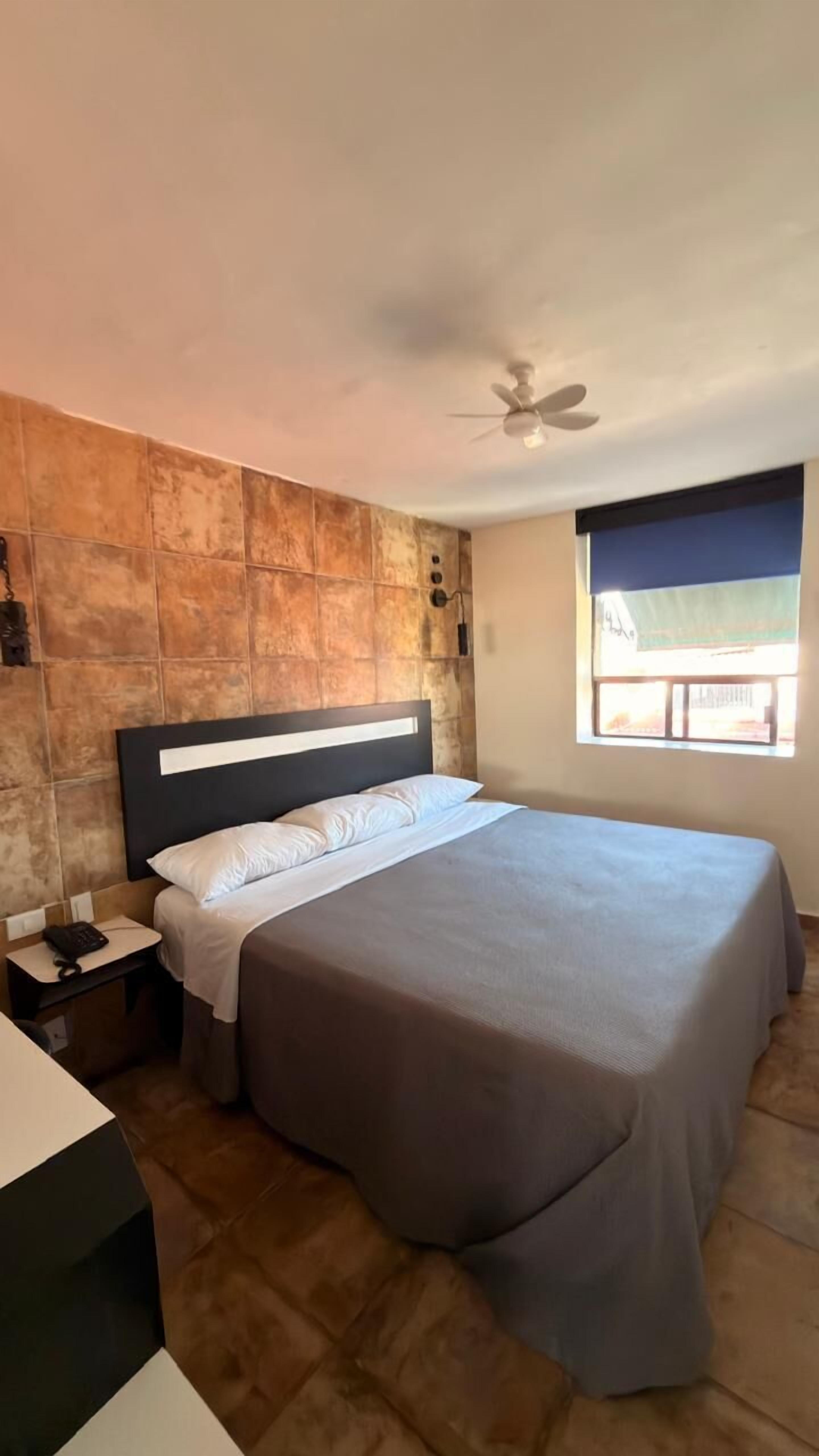 Habitación superior | Escritorio, espacio para trabajar con laptop y ropa de cama 