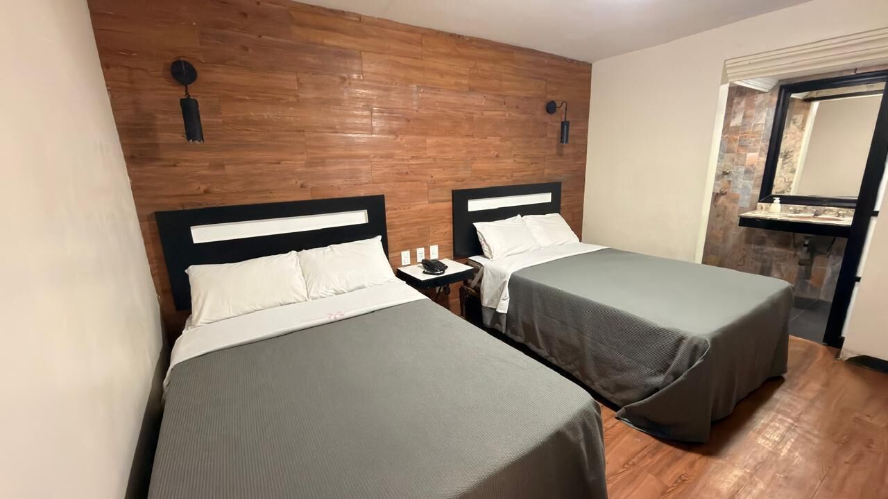 Habitación doble estándar, 2 camas Queen size | Escritorio, espacio para trabajar con laptop y ropa de cama 