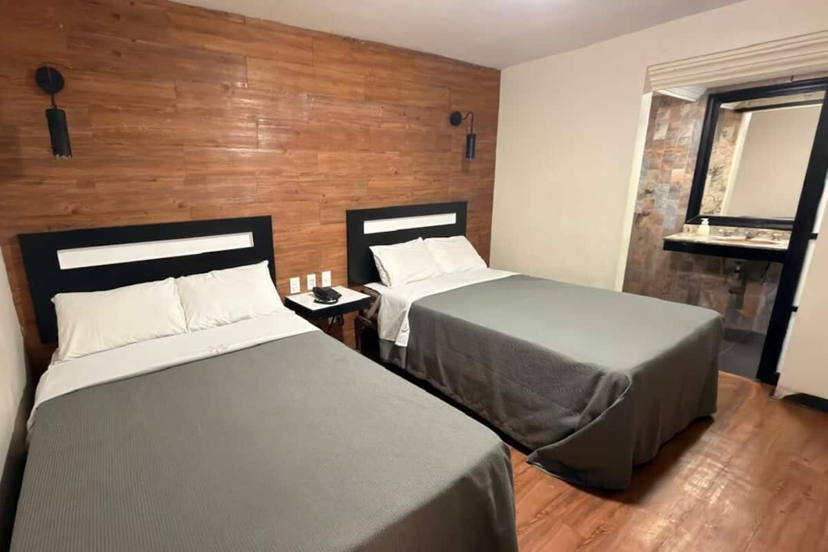 Dobbeltrom – standard, 2 queensize-senger | Skrivebord, skrivebord for bærbar PC og sengetøy