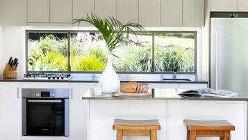 The Lily Pad | Private kitchen | Full-size fridge, microwave, oven, stovetop