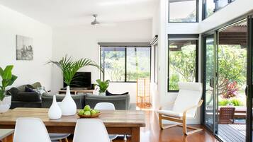 Vila Deluks (The Lily Pad) | Area keluarga | TV layar datar dan pemutar DVD