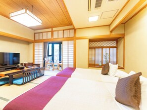 Traditional Room, Smoking, Terrace (Open-air Bath) | Peti besi dalam bilik, dihias secara berasingan, meja, Wi-fi percuma 