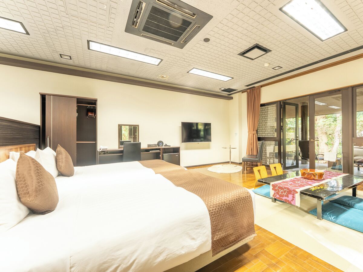 [和モダンJrスイート]専用テラス付　客室専用露天風呂 | セーフティボックス (室内)、客室ごとに異なる装飾、デスク、WiFi (無料)