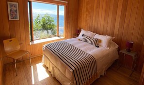 In-room safe, soundproofing, free cots/infant beds, rollaway beds - Cabañas Bahía Celeste (Puerto Varas)