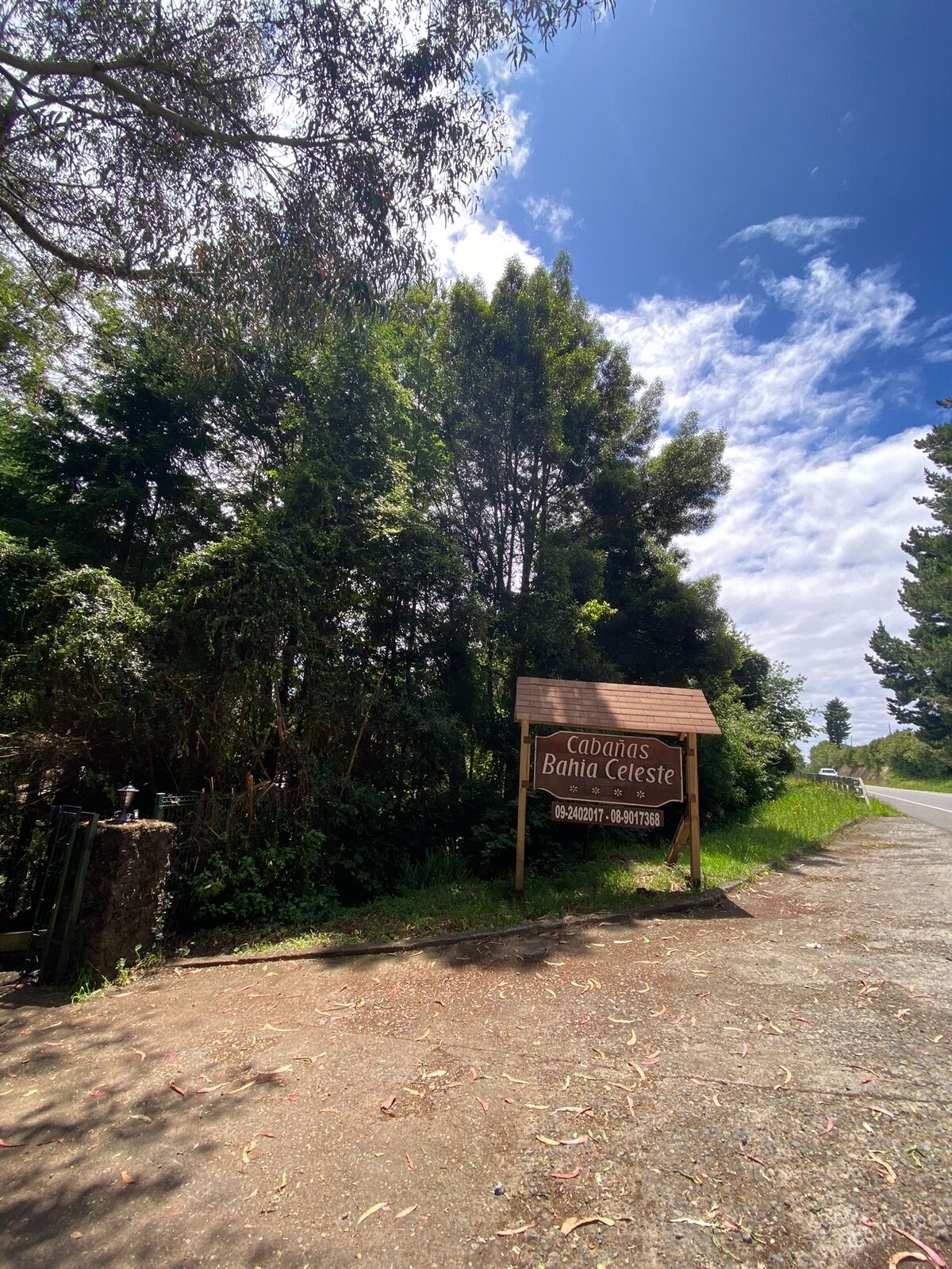 A sign for 'Cabanas Bahia Celeste' with a date '09-2402017 - 08-90-17368'.