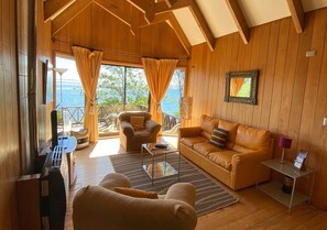 Bungalow, 2 chambres, balcon, vue lac (4 people) | Coin séjour | Télévision