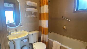 Bungalow, 2 habitaciones, balcón, vistas al lago (4 people) | Baño | Bañera, bañera profunda y artículos de higiene personal gratuitos