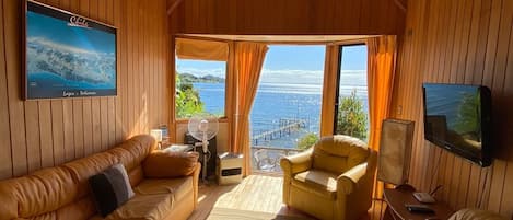 Bungalow, 3 chambres, balcon, vue lac (6 people) | Coin séjour | Télévision