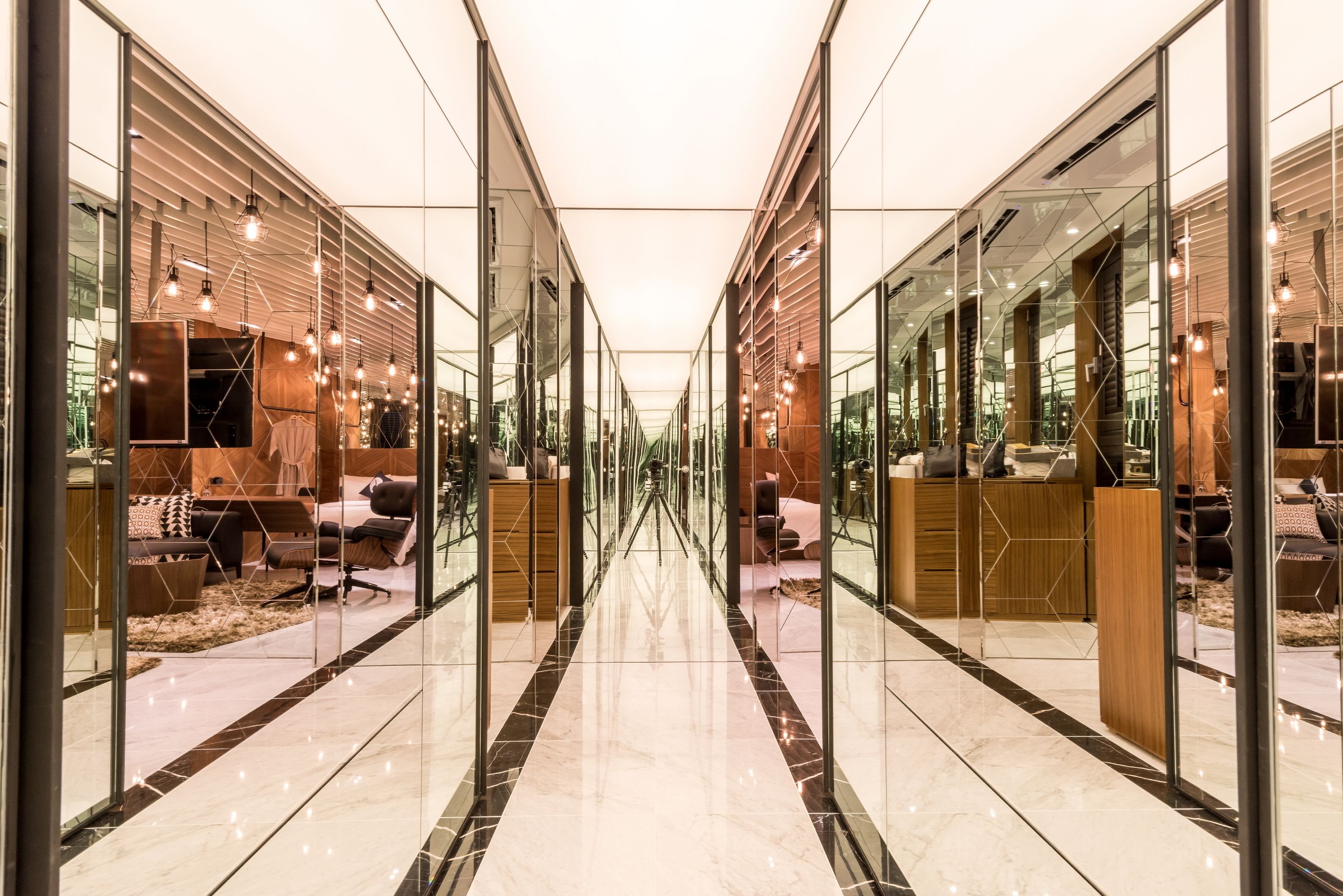 Designers Suite (Design of the room will be randomly assigned) | Daunenbettdecken, Schreibtisch, schallisolierte Zimmer