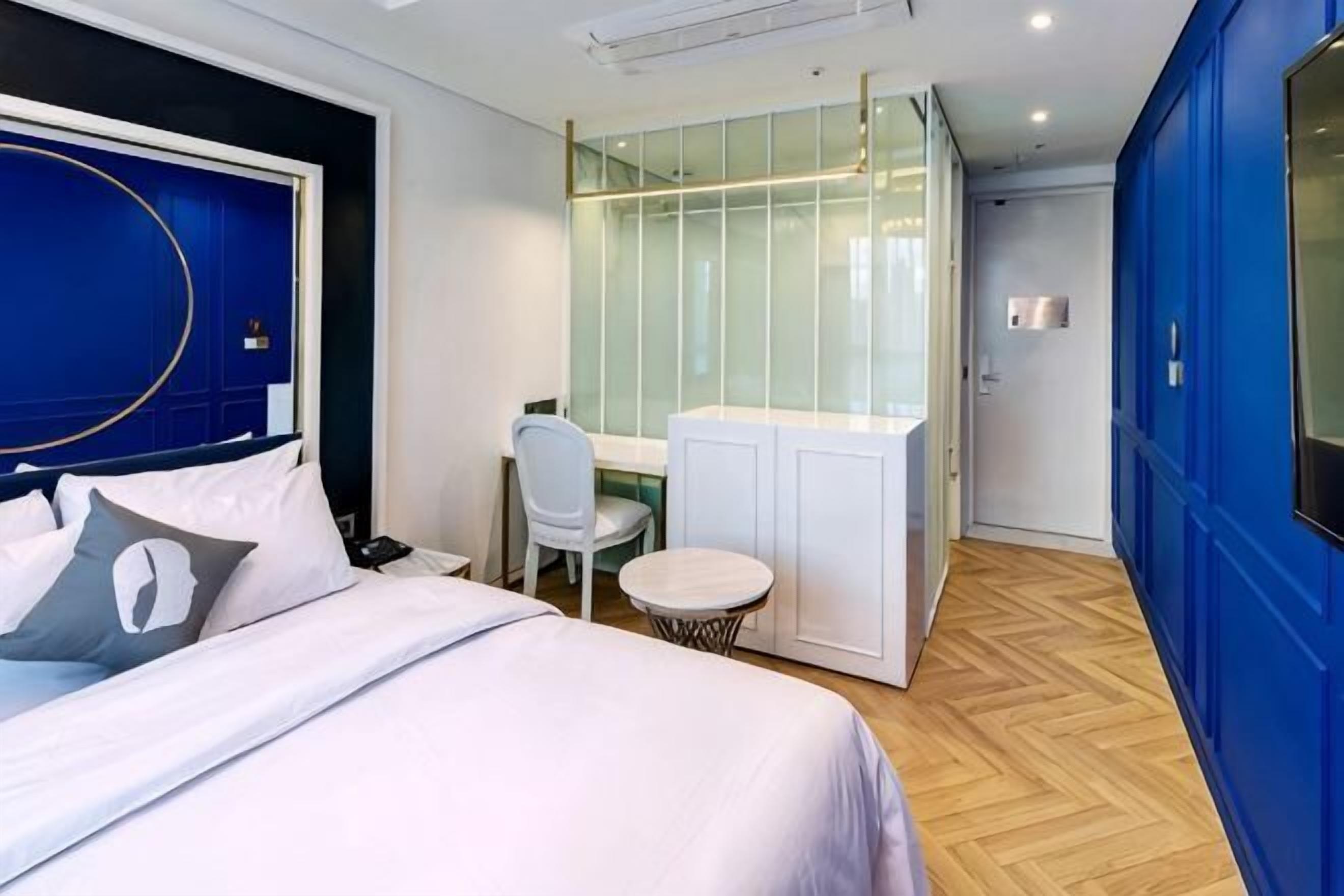 Down duvets, desk, soundproofing, iron/ironing board