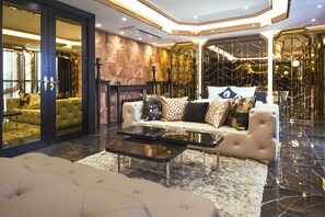 Designers Suite (Design of the room will be randomly assigned) | Living room | Flat-screen TV - Hotel the Designers Dongdaemun (Seoul)