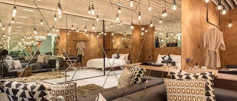 Designers Suite (Design of the room will be randomly assigned) | Copriletto in piuma, una scrivania, insonorizzazione