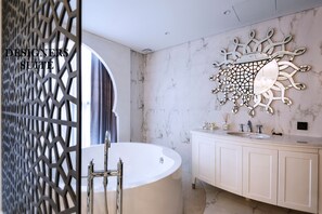 Designers Suite (Design of the room will be randomly assigned) | Phòng tắm | Vòi sen/bồn tắm kết hợp, máy sấy tóc, áo choàng tắm 