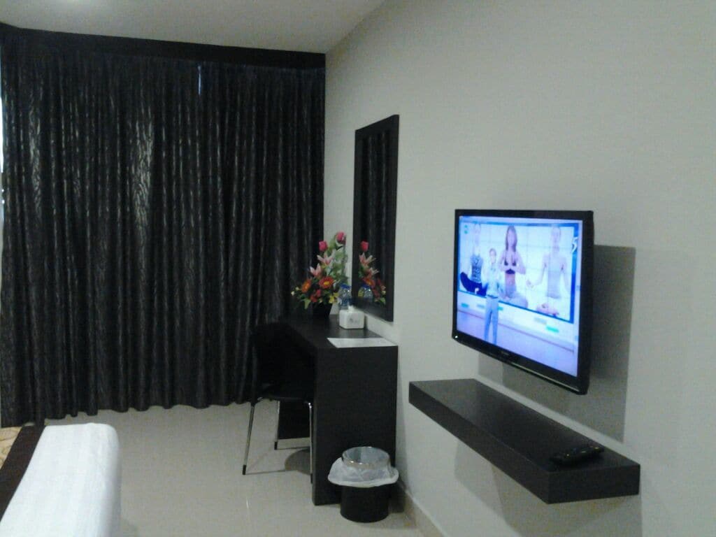 Desk, rollaway beds, free WiFi