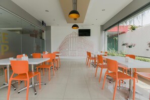 Se sirven desayunos, almuerzos y cenas; cocina indonesia