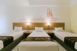 Familien-Dreibettzimmer | Schreibtisch, schallisolierte Zimmer, Bügeleisen/Bügelbrett