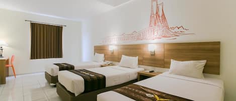 Family Triple Room | Meja, kalis bunyi, seterika/papan seterika, Wi-fi percuma