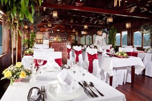 Breakfast, lunch, dinner served; international cuisine 