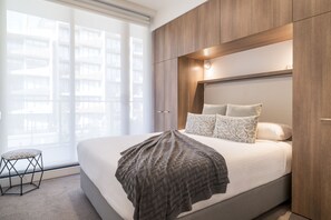 Premium-huoneisto, 2 makuuhuonetta | Työpöytä, kannettavalle tietokoneelle sopiva työtila