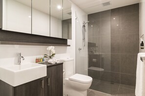 Premium One Bedroom Apartment | Bathroom | Shower, free toiletries, hair dryer, towels - Caroline Serviced Apartments Sandringham (Sandringham)