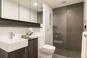Apartamento premium, 1 quarto | Banheiro | Chuveiro, produtos de toalete grátis, secador de cabelo 