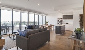 Premium appartement, 3 slaapkamers | Woonkamer | Een 50-inch smart-tv met digitale zenders en televisie