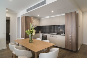 Apartamento, 2 quartos | Cozinha privada | Geladeira grande, micro-ondas, fogão, cooktop