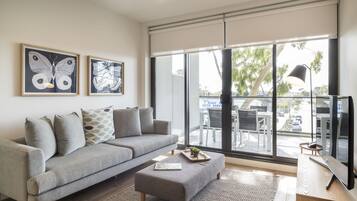 Leilighet – superior, 2 soverom | Oppholdsområde | En 50-tommers smart-TV med digitale kanaler samt TV og strømmetjenester