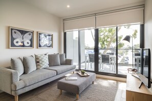 Superior-huoneisto, 2 makuuhuonetta | Oleskelualue | 50–tuumainen äly-TV, jossa digitaalikanavat