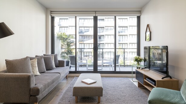 Leilighet – premium, 2 soverom | Oppholdsområde | En 50-tommers smart-TV med digitale kanaler samt TV og strømmetjenester