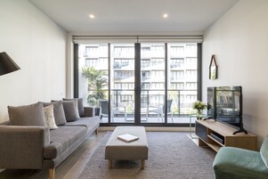 Apartamento premium, 2 quartos | Área de estar | Smart TV 50 polegadas com canais digitais, TV, serviços de streaming
