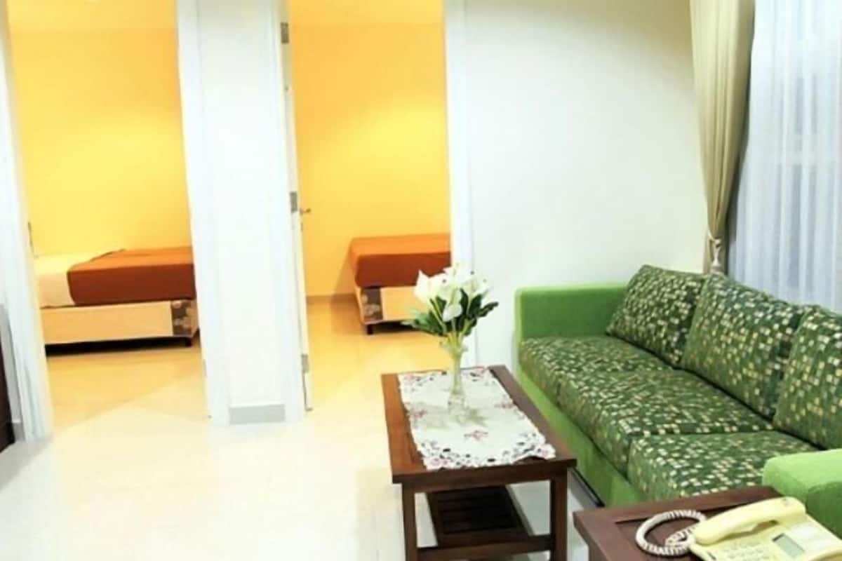 Family Room With Free Airport Shuttle | Living room