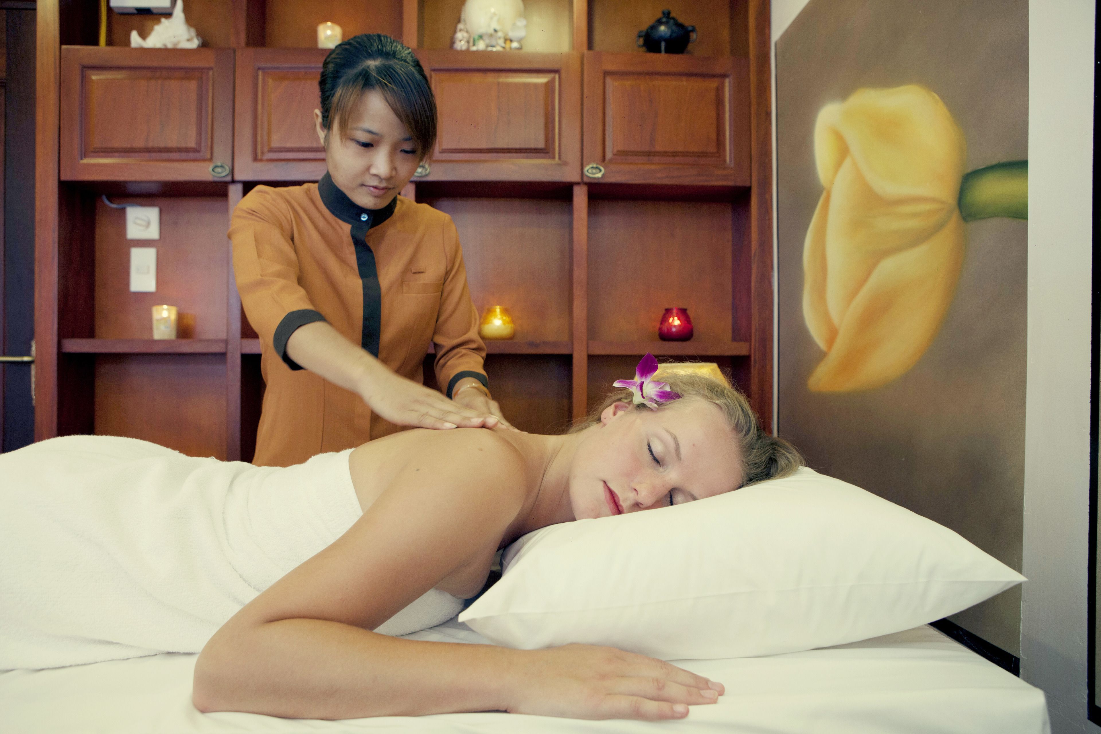 Trị liệu toàn thân, massage đá nóng, massage Thái 