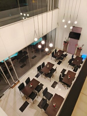 Se sirven desayunos, almuerzos y cenas; cocina internacional