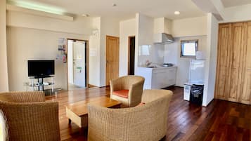 Habitación familiar (standard) | Zona de estar | Una televisión de pantalla plana