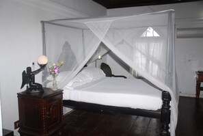 高级房 (AC) | 客房内保险箱、办公桌、遮光窗帘、婴儿床